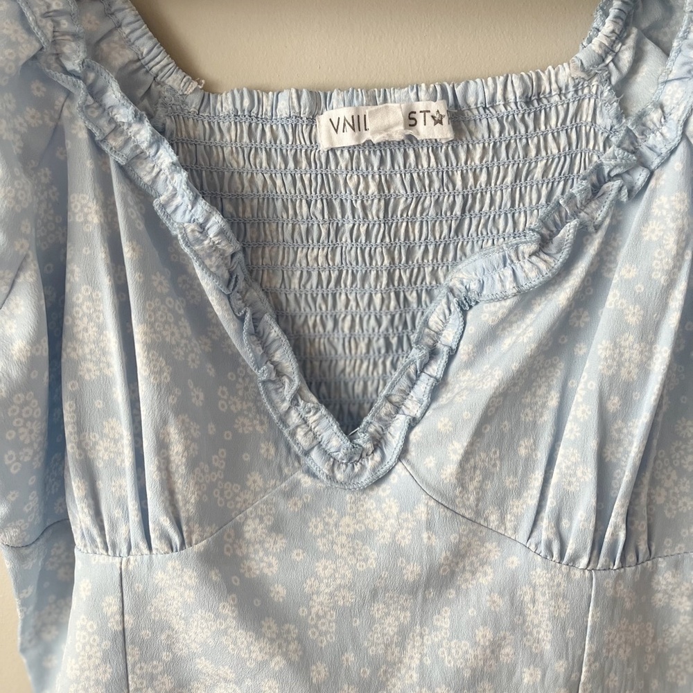 V-NECK Ruched Blue Floral Blouse Size Small - Picture 2 of 5